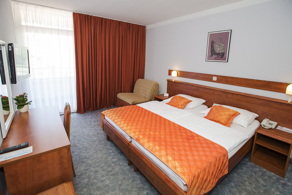 Sunny Baska Hotel By Valamar, Ex Corinthia Bagian luar foto